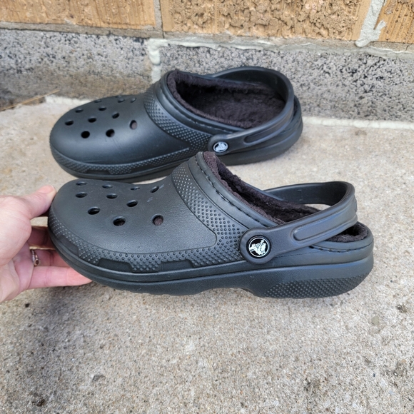 Crocs Black Faux Fur Lined Clogs Mens 6/Womens 8 - Picture 2 of 16